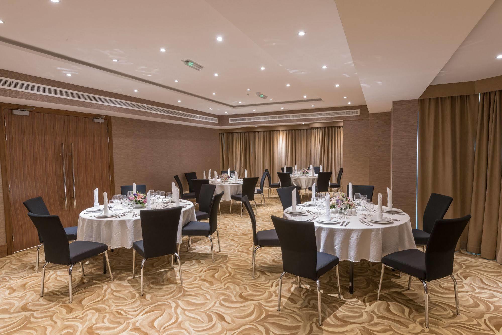 Hawthorn Extended Stay By Wyndham Abu Dhabi City Center Exterior foto